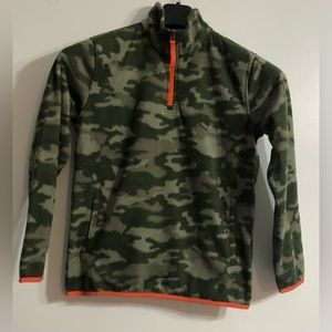 Boy’s camo quater zip up turtleneck kangaroo pockets fleece sweater. M